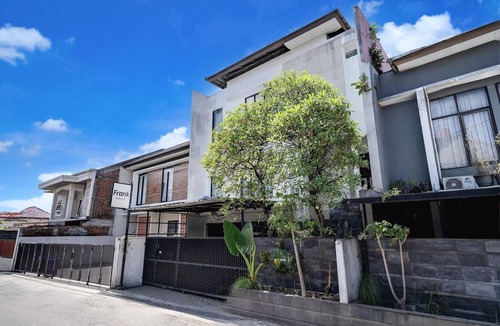 Dago House | Luxury Deluxe DBL Retreat W/Free WiFi and Parking