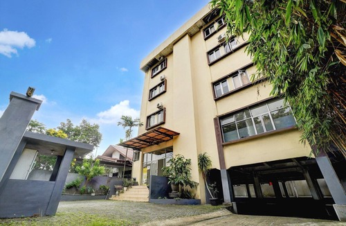 Cilandak House | Luxury Deluxe DBL Retreat W/Free WiFi and Parking