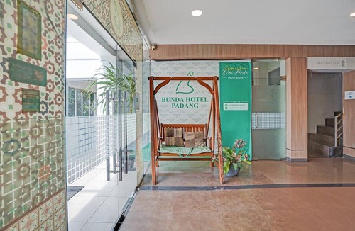 Padang House | Luxury Deluxe DBL Retreat W/Free WiFi and Parking