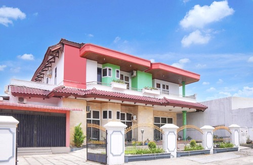 Padang House | Luxury Family Stay with Extra Space and Free WiFi