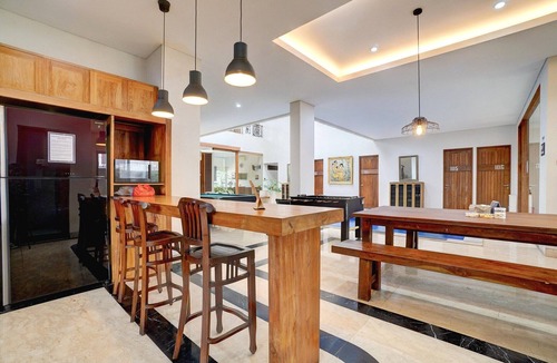 Binong House | Luxury Twin Stay with Free WiFi and Parking
