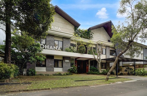 Binong House | Luxury Twin Stay with Free WiFi and Parking