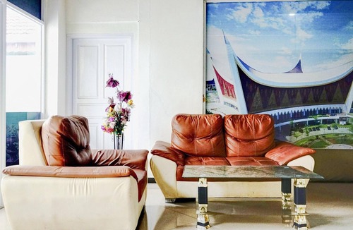 Padang House | Modern Twin Suite Stay with Parking Access