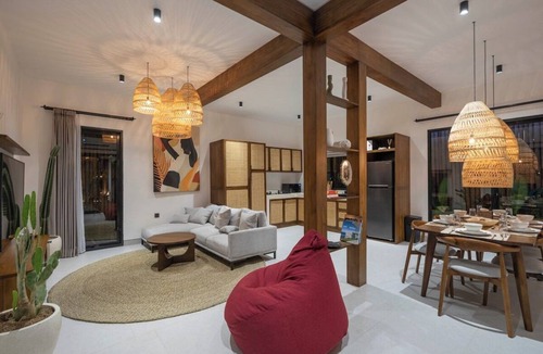 Penestanan Villa | New Chic 2BR Villa Huge Pool Garden Bath+Patio