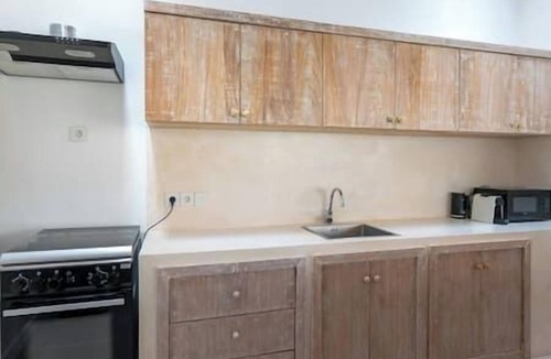 Dyanapura Apartment | NEW Private Full-Time Butler/7 Min Walk to Beach