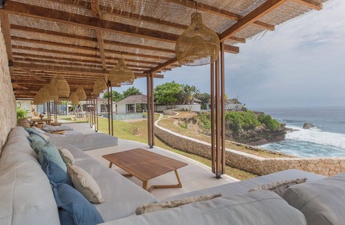 Mushroom Bay Villa | Ocean Front Majestic 6 BDR villa in Nusa Lembongan, Bali