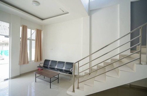 Sukarami Hotel | OYO 443 Hotel Barlian