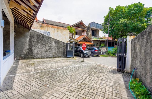 Surabaya Hotel | OYO 90843 Vip Syariah Jemur Andayani