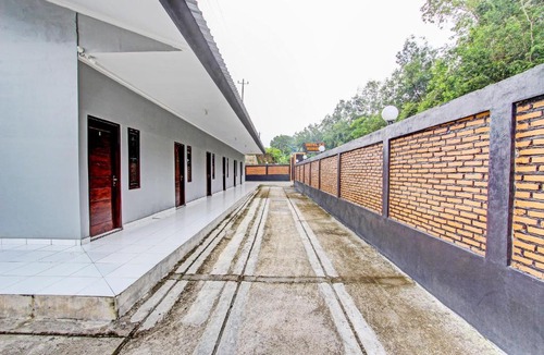 Wonogiri Hotel | OYO 92289 Hotel Aji Kusuma