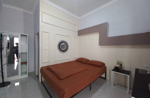 Karawang Timur Hotel | OYO 93962 Jm Guest House