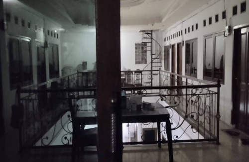 Karawang Hotel | OYO Life 93160 Kost Jenny Karawang