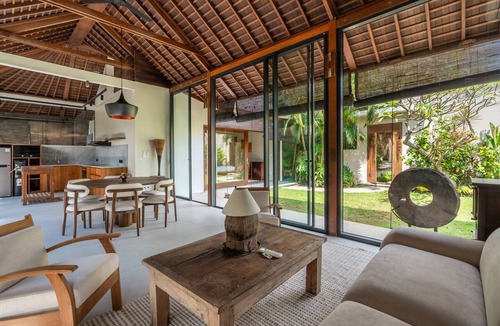 Pererenan Villa | Pool Table Room Large Estate Walk to Beach