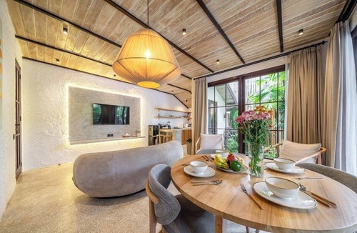 Penestanan Villa | Putri Salju - Tropical 2BR Villa w Huge Garden+Patio Lush Ubud