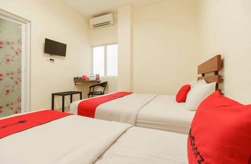 Padang Hotel | RedDoorz near Jembatan Siti Nurbaya Padang