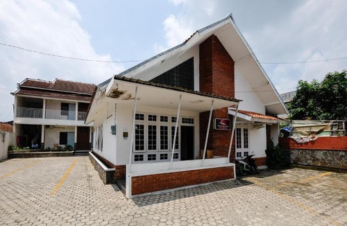 Purwokerto House | RedDoorz near Rita Super Mall Purwokerto 3