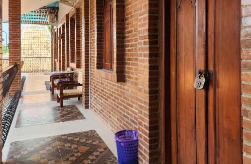 Hargomulyo Hotel | RedDoorz near Stasiun Sragen