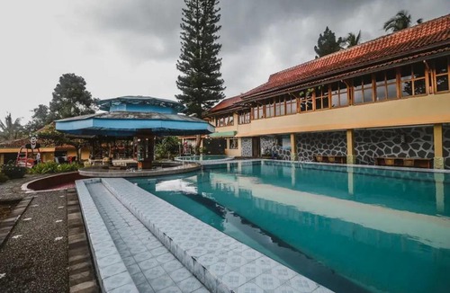 Megamendung Hotel | RedDoorz Plus at Neo Asri Hotel Megamendung Puncak Bogor
