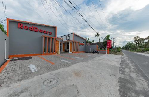 Palangkaraya Hotel | RedDoorz Plus at Orange Diponogoro Palangkaraya