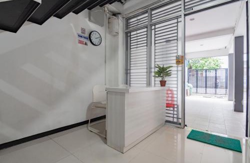 Bandung Hotel | RedDoorz Syariah At Afifah Guest House near Bikasoga Sport Center