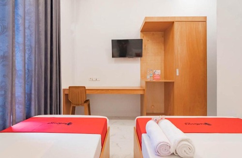 Baros Hotel | RedDoorz Syariah @ Tanggeung