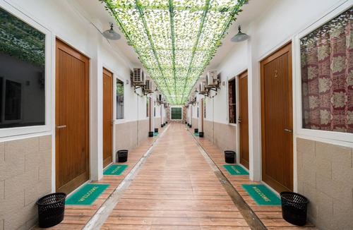 Bendungan Hilir Hotel | RedDoorz @ Tondano Benhil