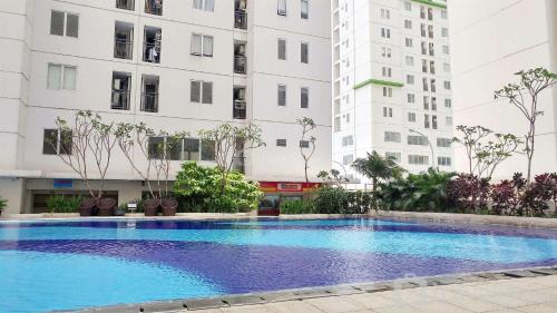 Jatinegara Apartment | Relaxing 3BR Apartment at Bassura City near Shopping Mall By Travelio