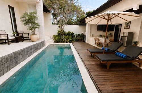Pecatu Villa | Roberto Villas, A Short Scooter Drive to The PadangPadang and Bingn Beach