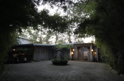 Parongpong House | Ruth's Bed & Breakfast