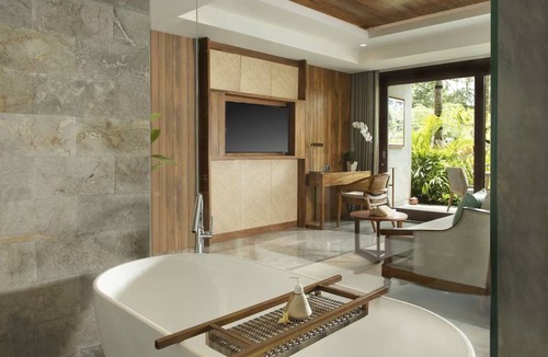 Ubud Resort | Scenic Balinese Suite with Rice Field Views, Soaking Tub & Spacious Living