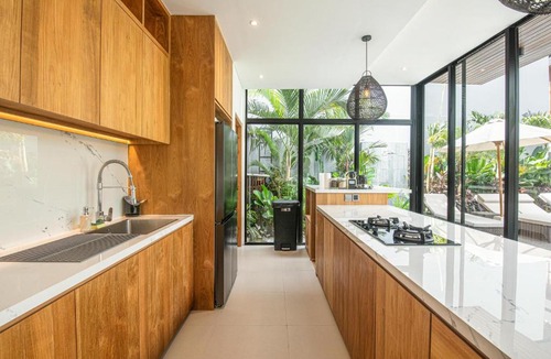 Batubelig Villa | Spacious 12BR Retreat 400m from Café Del Mar