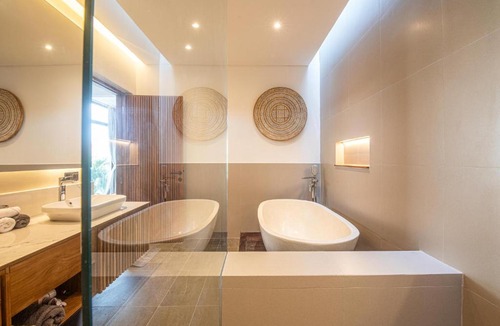 Batubelig Villa | Spacious 12BR Retreat 400m from Café Del Mar