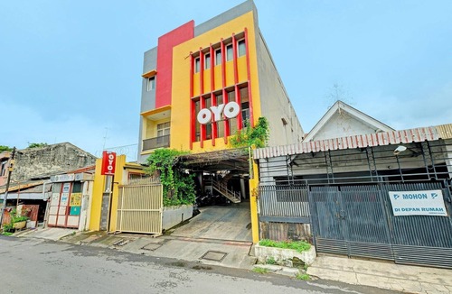 Semarang House | Spacious Triple Suite for Groups with Free WiFi