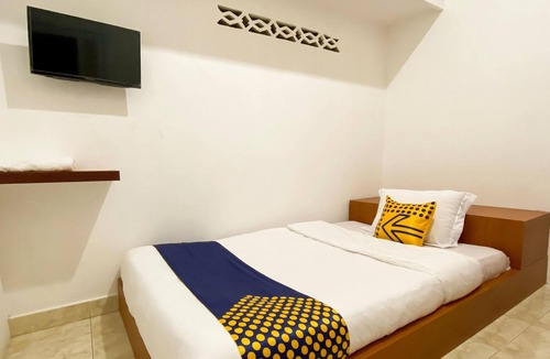 Padang Hotel | SPOT ON 2051 Sho Family Homestay & Resto