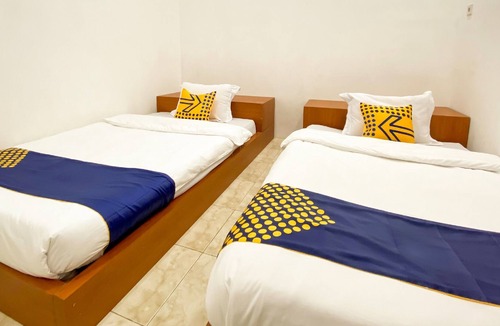 Padang Hotel | SPOT ON 2051 Sho Family Homestay & Resto
