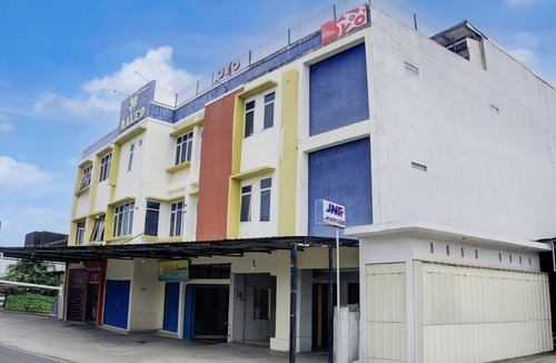 Palembang House | Stylish DBL Suite Escape W/Free WiFi and Parking