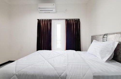Madiun Hotel | Surya Living RedPartner near Suncity Mall Madiun