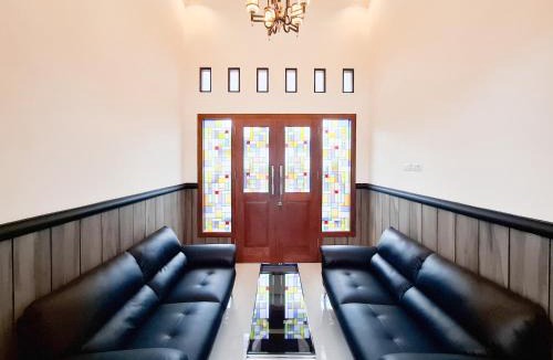 Madiun Hotel | Surya Living RedPartner near Suncity Mall Madiun