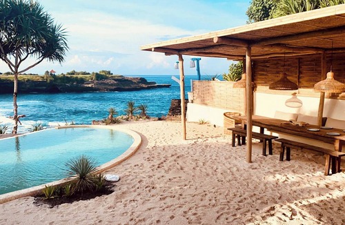 Mushroom Bay Villa | The Cabins