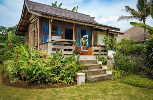 Temukus House | The Joglo by the Sea: antique teak house on the beach, stone bathtub, Lovina