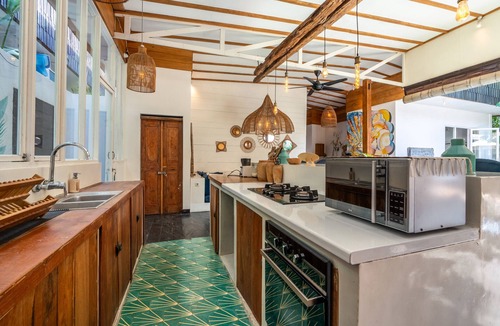 Batu Bolong Villa | Three Ensuite Bedrooms Hot Tub Tropical Garden