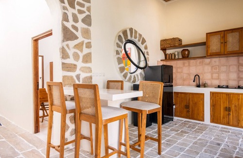 Tibubeneng Villa | Tropical villa style Sleeps six Berawa