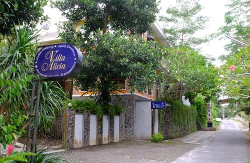 Depok House | Villa Alicia - Pavillion Lily