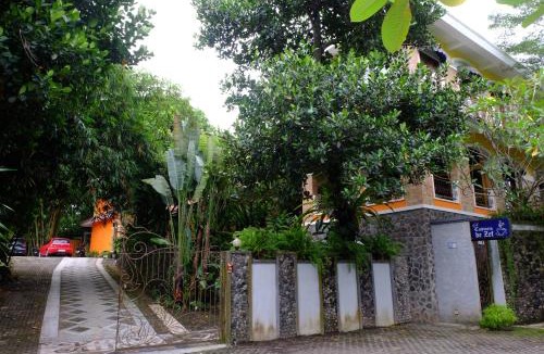 Depok House | Villa Alicia - Pavillion Lily