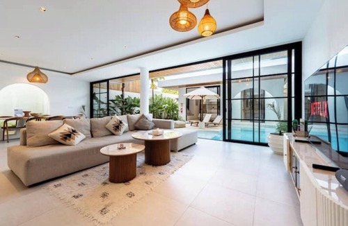 Batubelig Villa | Villa Janoor by GORO