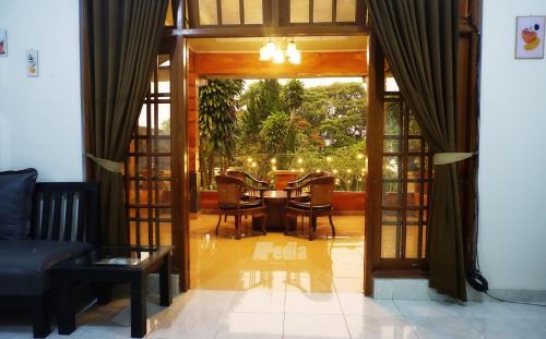 Ciloto Villa | Villa Tentram Puncak, 6 Kamar, Billiar, Karaoke
