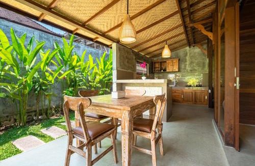 Penestanan Villa | Warm Wooden Tropical Villa with Pool