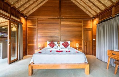 Penestanan Villa | Warm Wooden Tropical Villa with Pool
