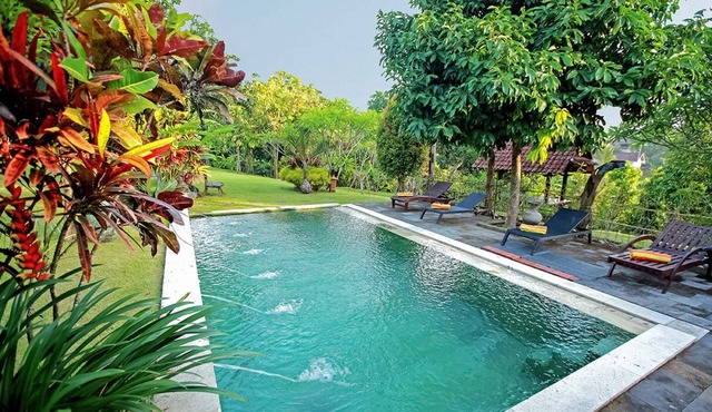 4 Bedroom Joglo Home, Large Garden, Swimming Pool, Housekeeping staff in Dalung