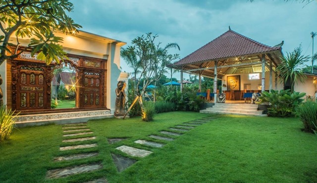 Balinese Style Teak Cottage in Lembongan, Features a Swimming Pool and Huge Lawn in Nusa Lembongan