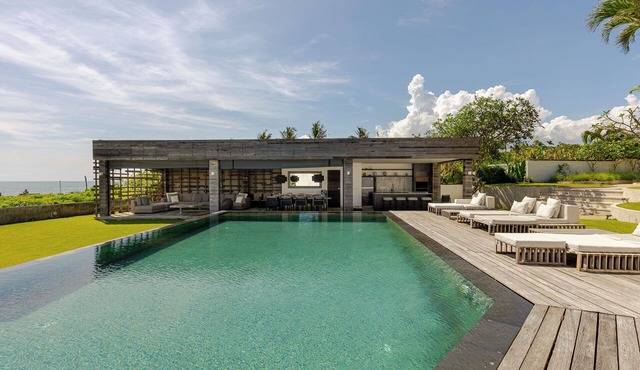 Beachfront 5BR Canggu Villa: Beach Club, Fully staffed, Chef & Driver-EARLY BIRD in Cemagi